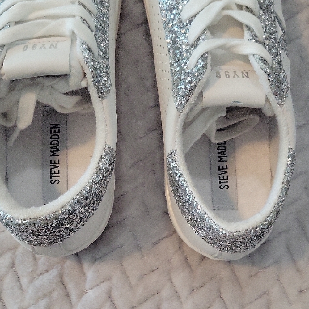 Steve Madden  Glitter Star Sneakers - Picture 5 of 8